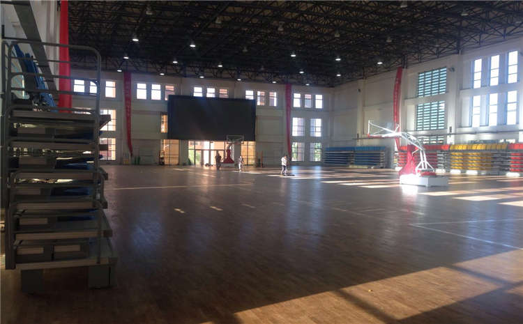 橡膠木風雨操場地板一般多少錢？