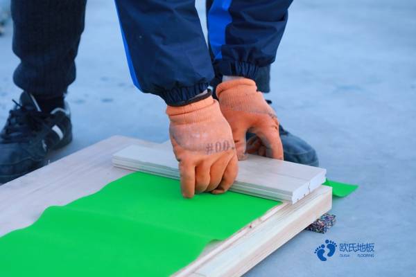 哪些原因會造成體育館實木運動地板膨脹？